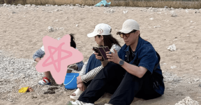 董璇带小酒窝在沙滩抓螃蟹 张维伊陪玩表情惬意