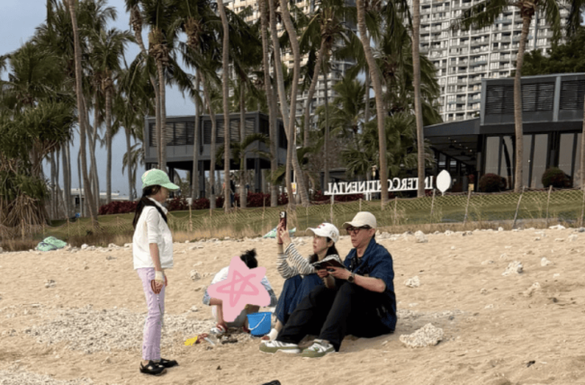 董璇带小酒窝在沙滩抓螃蟹 张维伊陪玩表情惬意