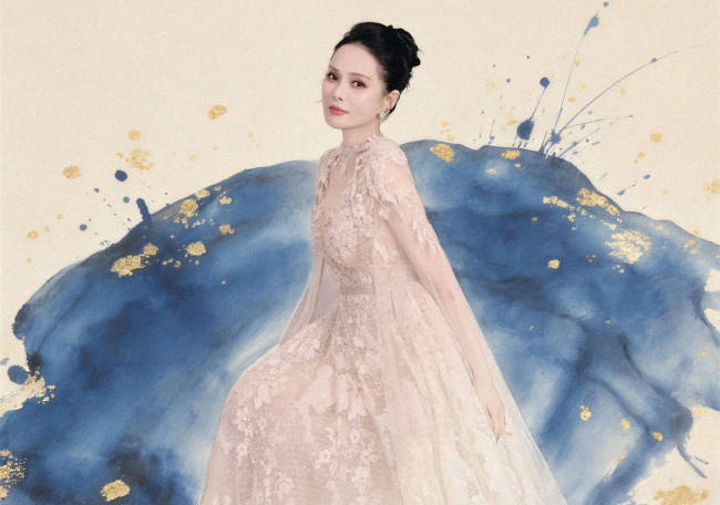 伊能静身着浅粉刺绣纱裙喜迎财神 气质清冷又温婉