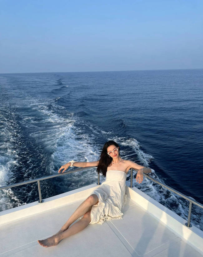 钟楚曦晒马尔代夫度假美照 穿抹胸裙大秀好身材