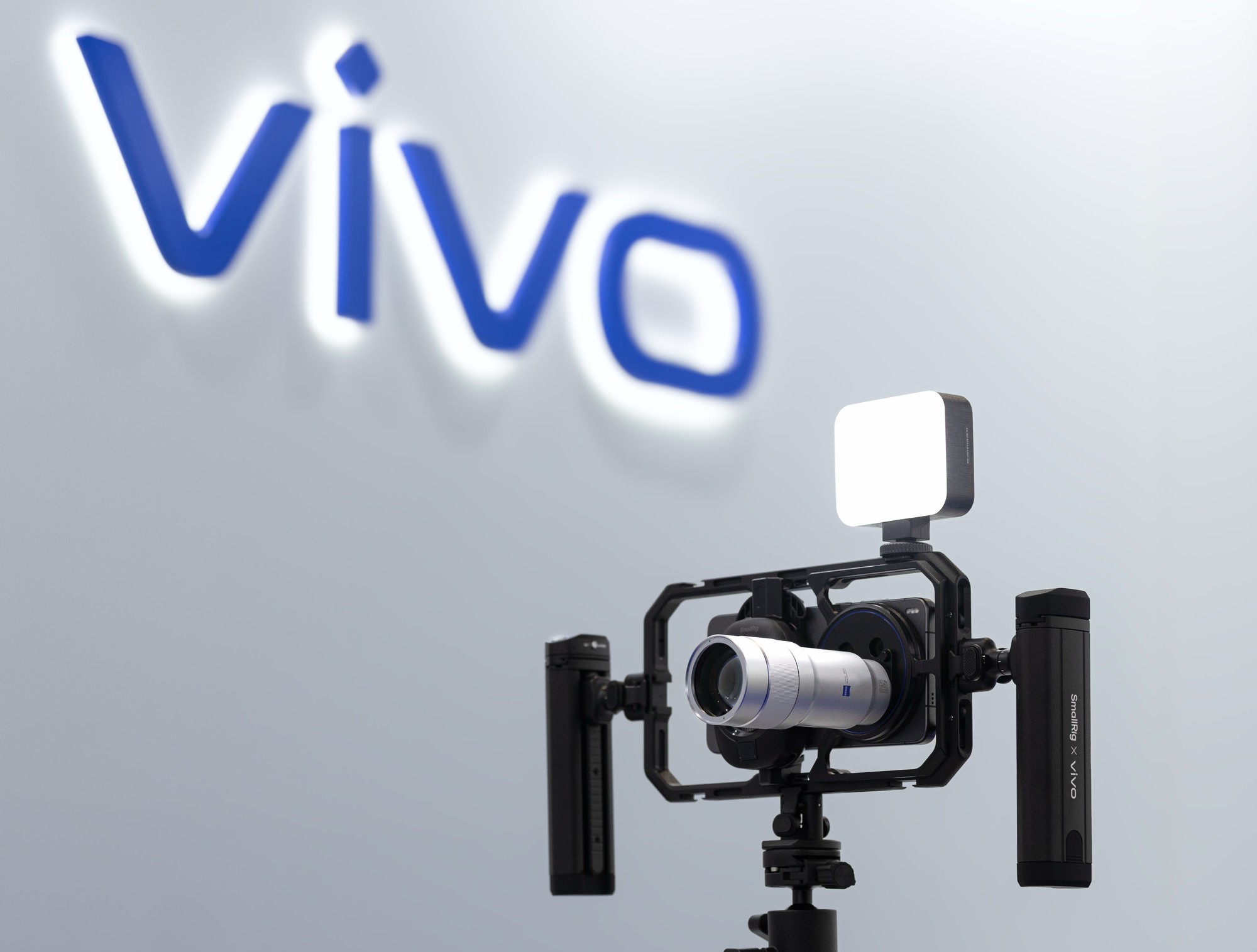 MWC 2026七大亮点盘点：小米发超跑，荣耀手机“长出手脚”