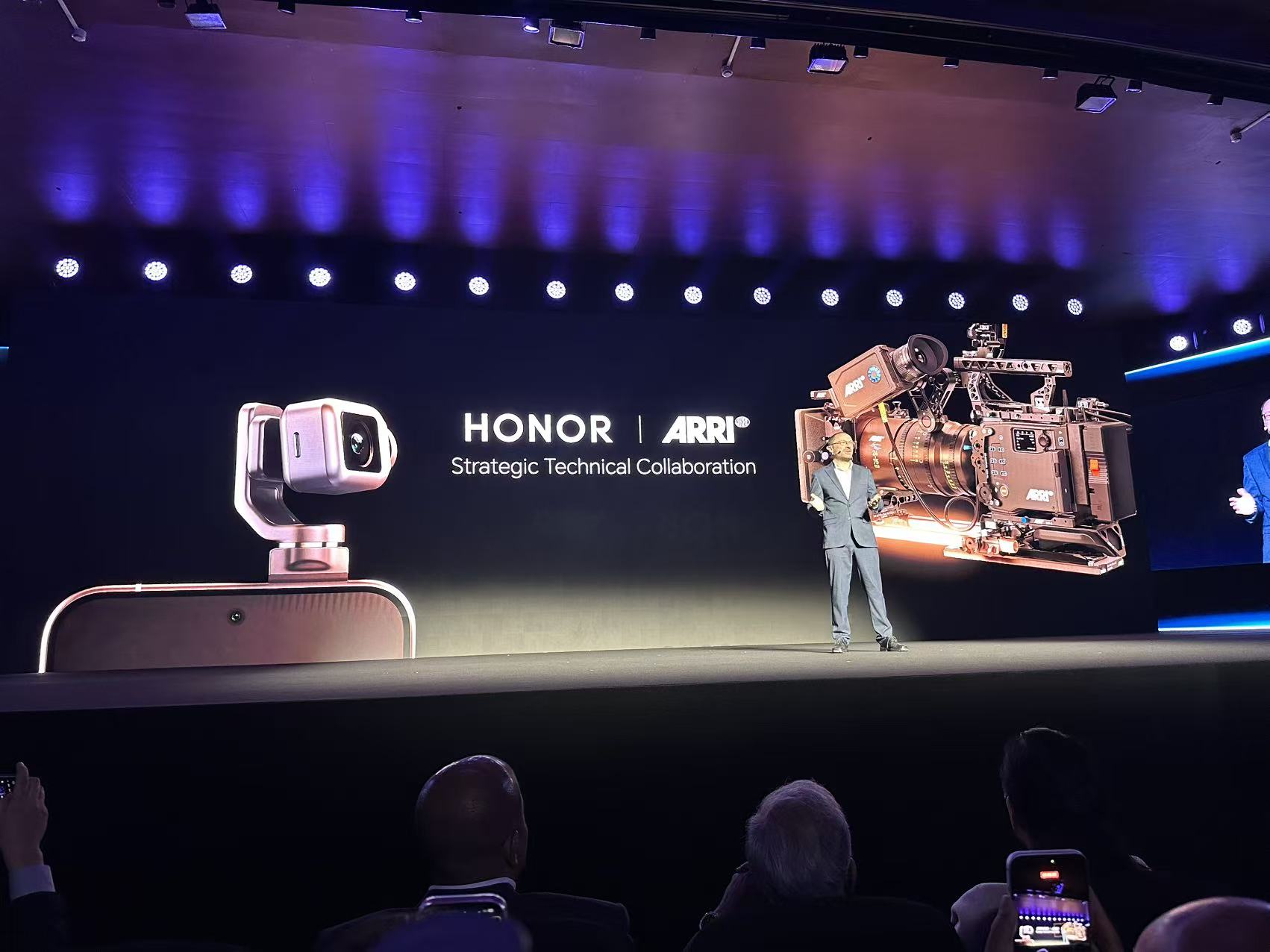 MWC 2026七大亮点盘点：小米发超跑，荣耀手机“长出手脚”