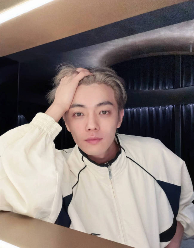 许凯自曝左脸曾缝八针 手术中途麻药失效忍痛完成