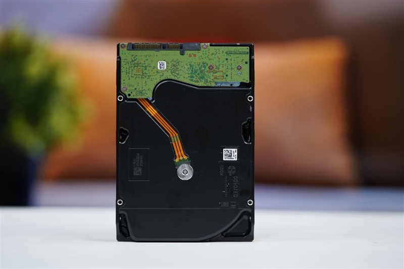 希捷银河Exos 32TB评测：机械硬盘巅峰！容量速度可靠性都无可挑剔