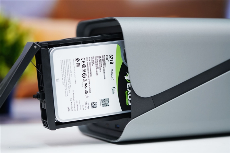 希捷银河Exos 32TB评测：机械硬盘巅峰！容量速度可靠性都无可挑剔