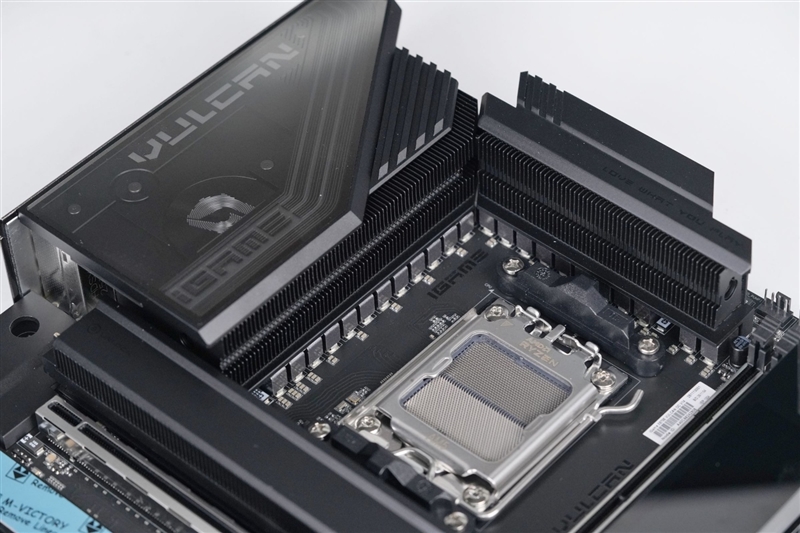 AMD X3D最强优化！七彩虹iGame X870E Vulcan OC V14火神主板评测：专属优化 温度更低性能更强