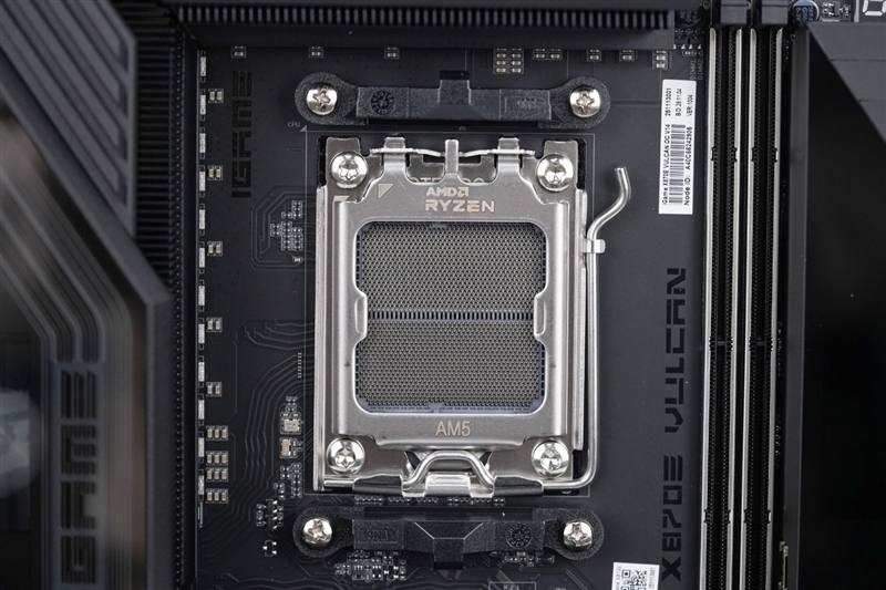 AMD X3D最强优化！七彩虹iGame X870E Vulcan OC V14火神主板评测：专属优化 温度更低性能更强