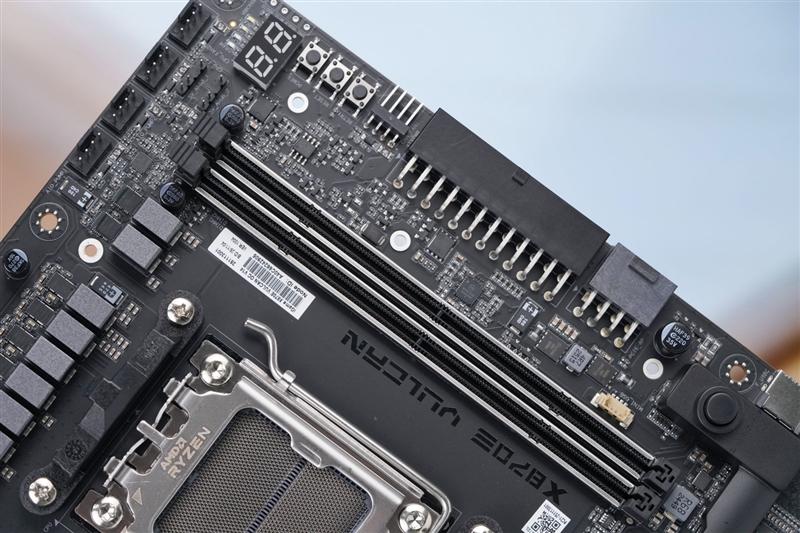 AMD X3D最强优化！七彩虹iGame X870E Vulcan OC V14火神主板评测：专属优化 温度更低性能更强