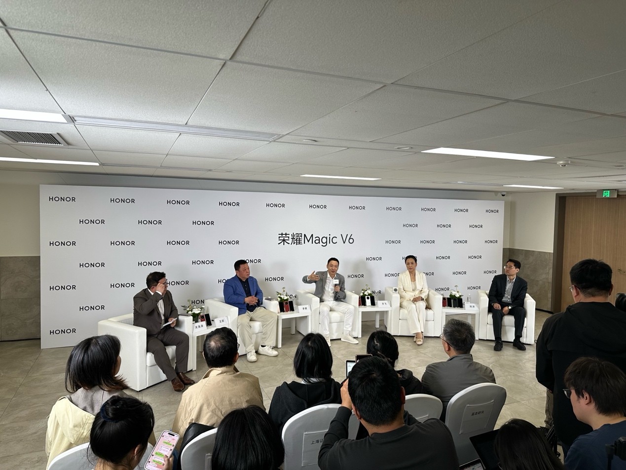 拒绝做冷冰冰的“黑盒”：荣耀如何用“人、树、桥”重构AI时代终端逻辑？