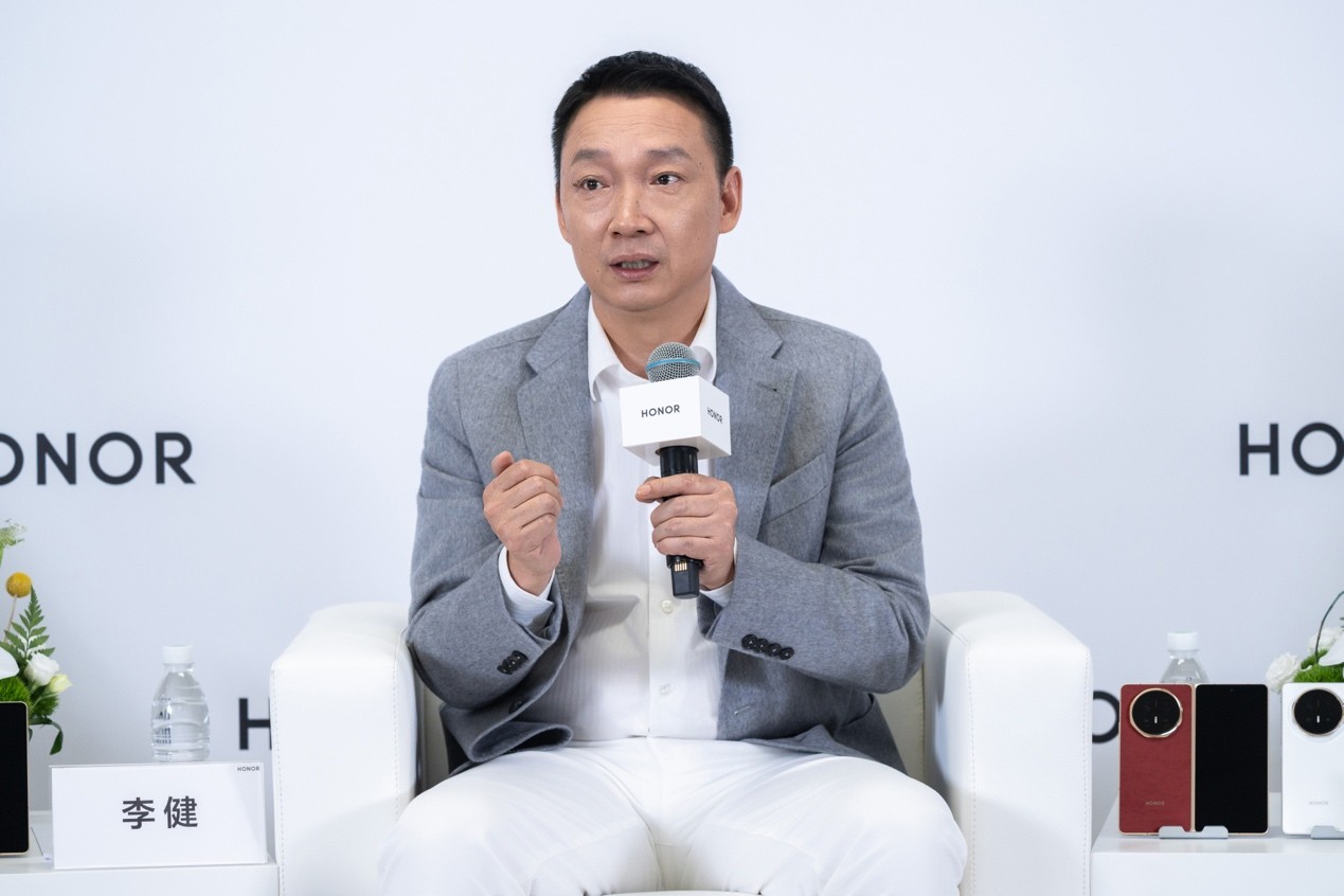 拒绝做冷冰冰的“黑盒”：荣耀如何用“人、树、桥”重构AI时代终端逻辑？