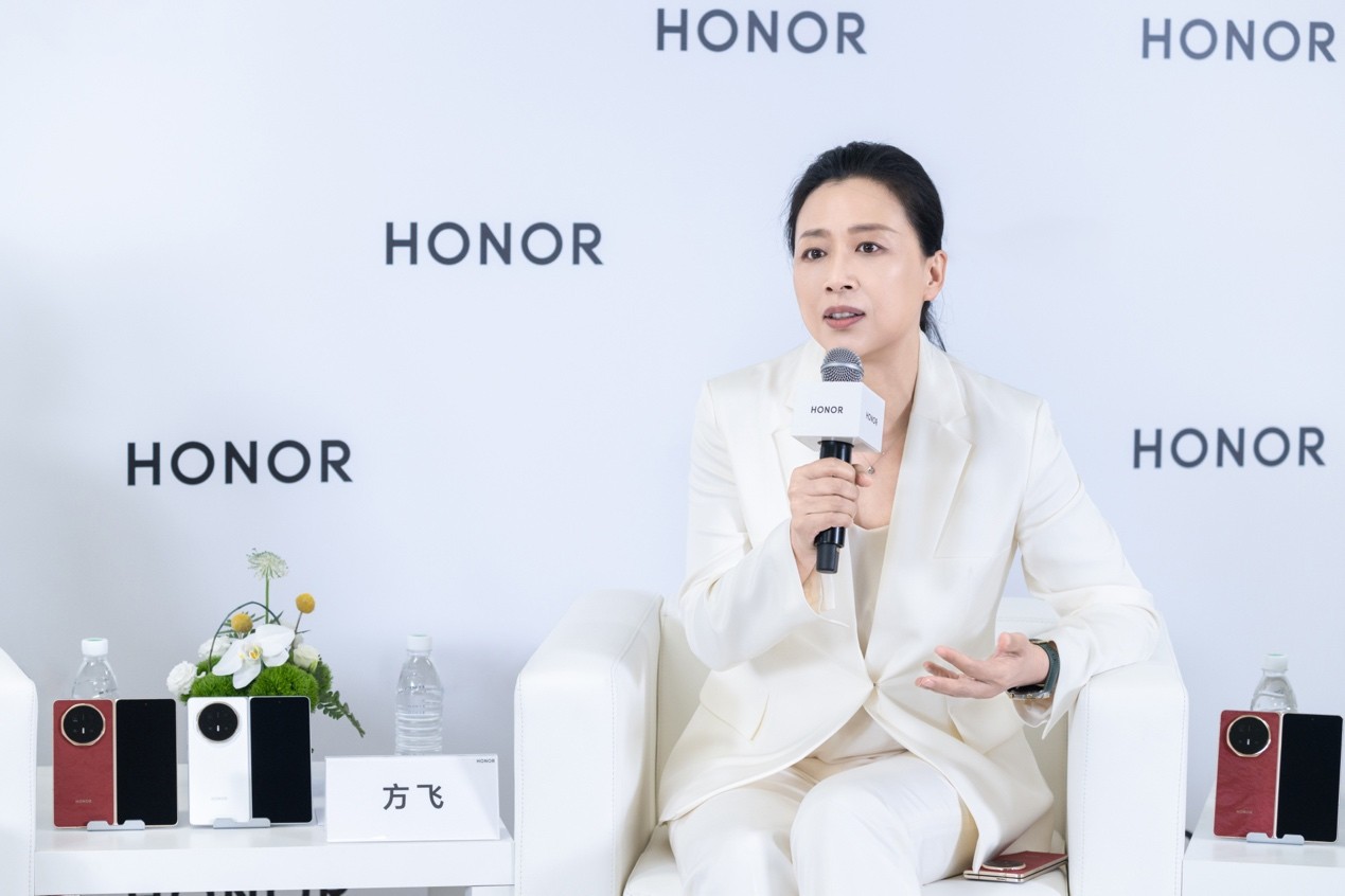 拒绝做冷冰冰的“黑盒”：荣耀如何用“人、树、桥”重构AI时代终端逻辑？