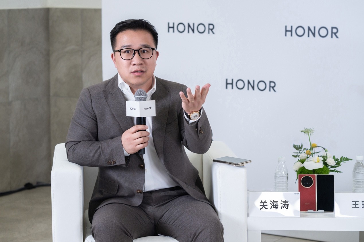 拒绝做冷冰冰的“黑盒”：荣耀如何用“人、树、桥”重构AI时代终端逻辑？