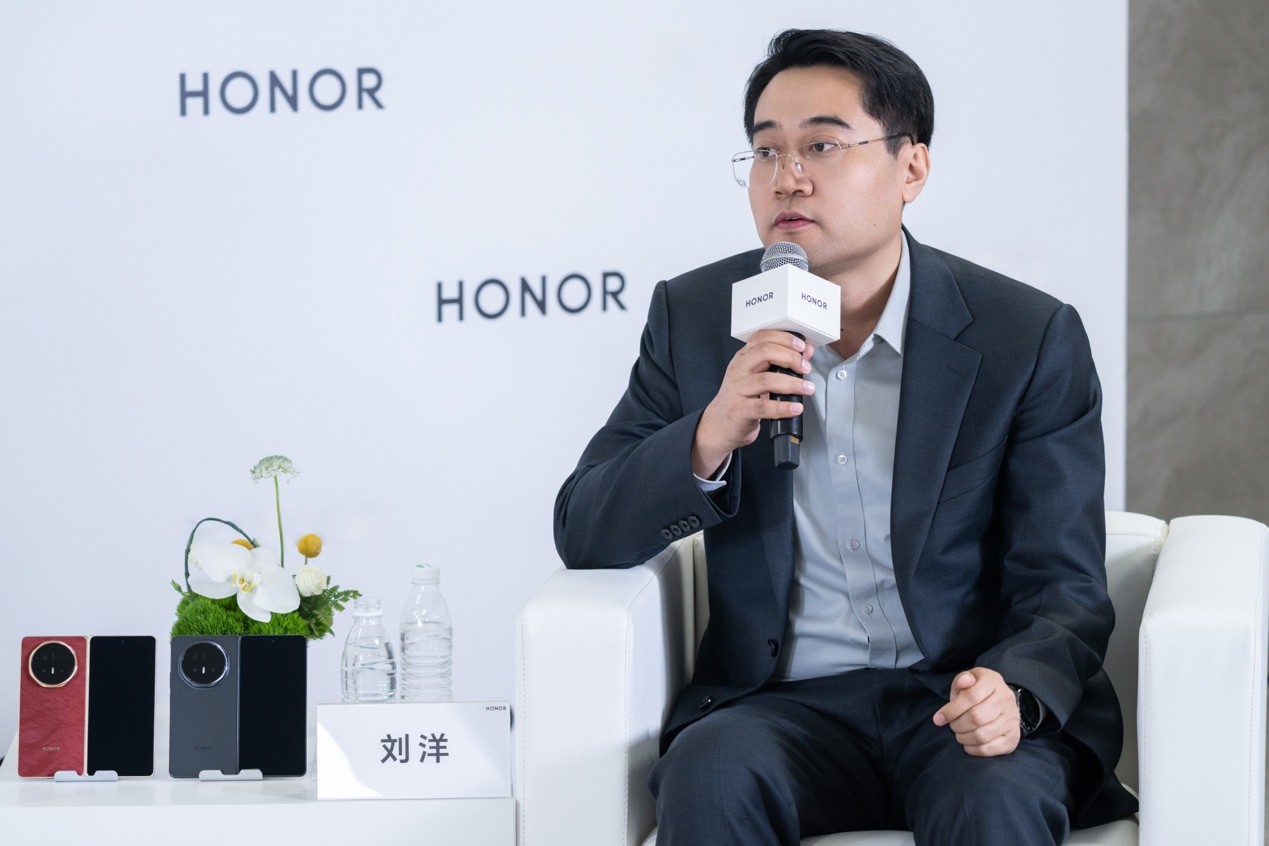 拒绝做冷冰冰的“黑盒”：荣耀如何用“人、树、桥”重构AI时代终端逻辑？