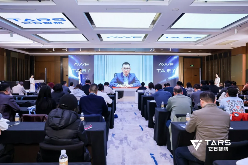 它石智航丁文超博士发布全球首个「能干活」的通用具身大模型 AWE3.0，机器人「真落地」走进千行万业！