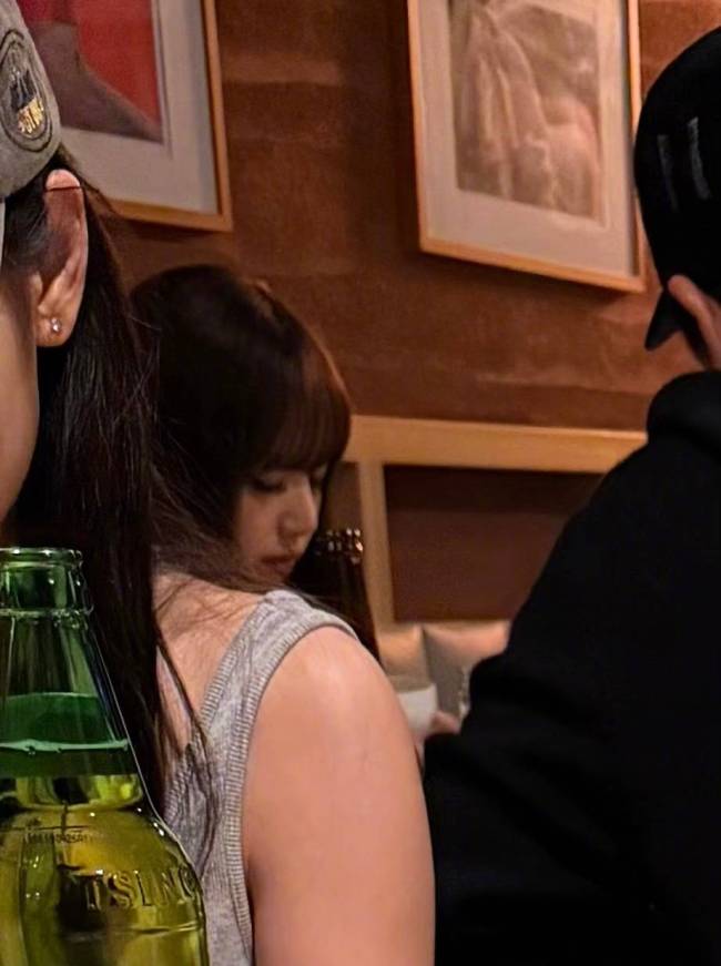 Lisa在伦敦川菜馆被偶遇 灰色背心素颜状态极佳