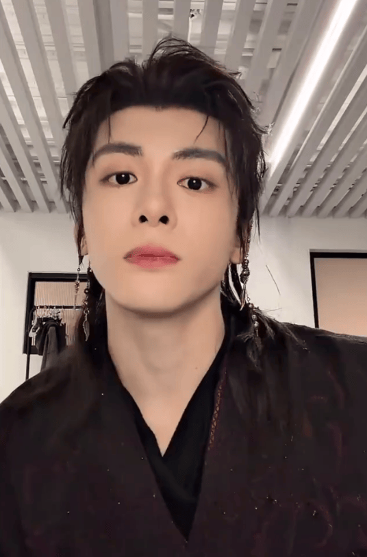 曾舜晞直播谈AI对影视行业的冲击：因为时代在发展