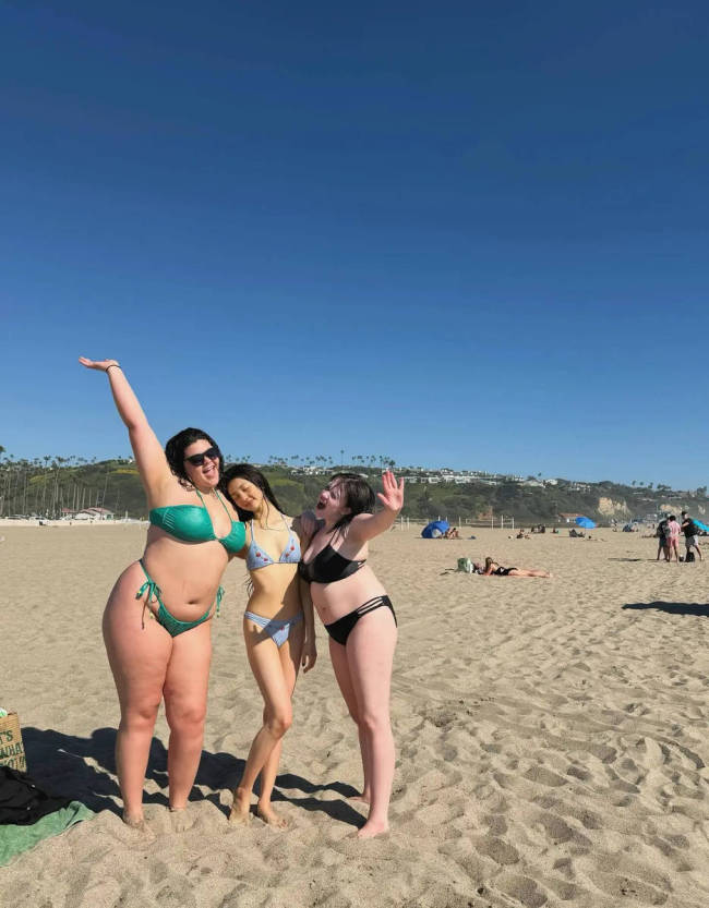 黄多多海边比基尼照曝光！秀曼妙身姿少女感十足