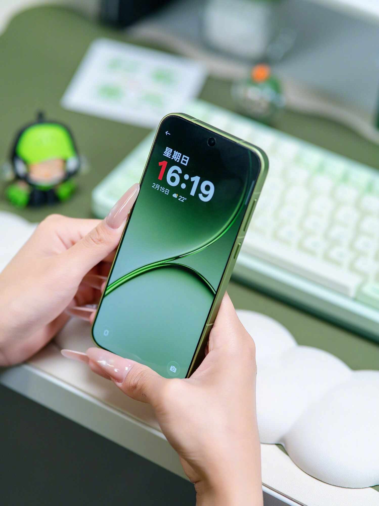 一加 15T 发布会邀请函:小屏大魔王,又小又强又美又全面