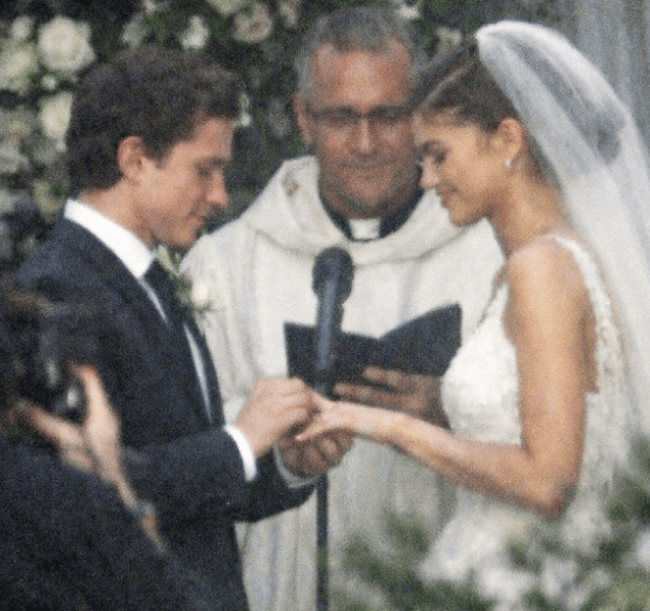 赞达亚回应被网友AI结婚照：朋友因没被邀请而生气