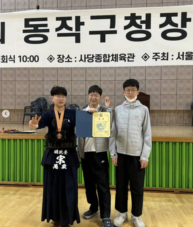 宋家三胞胎已14岁 爸爸透露宋大韩身高超185cm