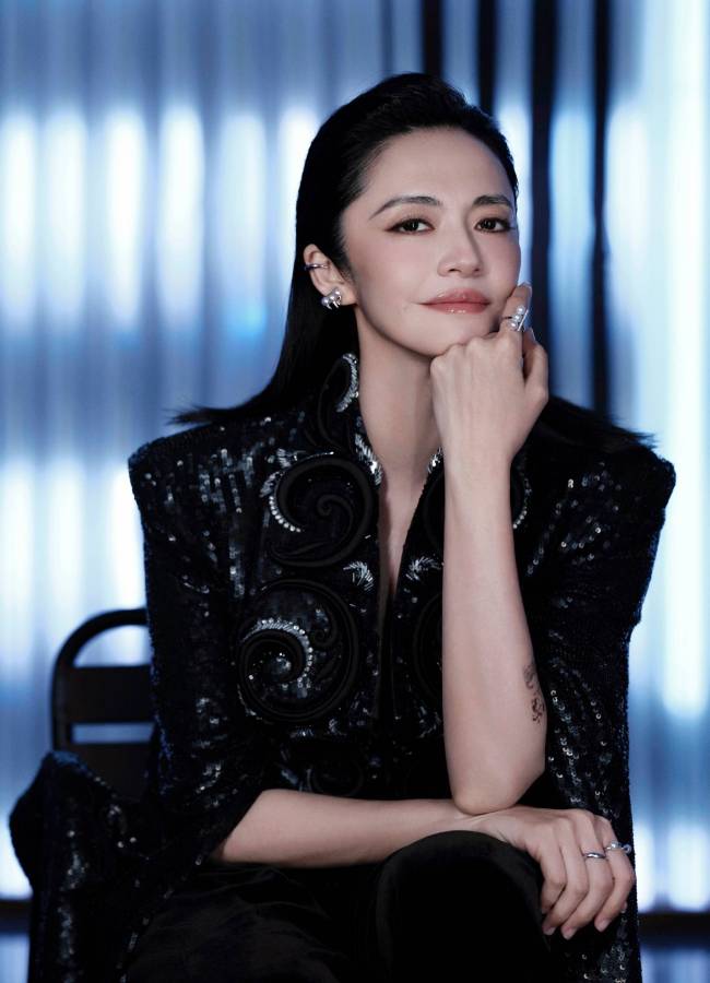 姚晨离婚风波后公开现身 造型利落干练气场全开