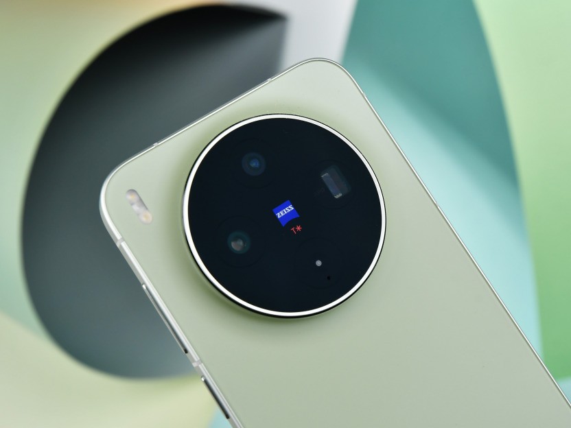 vivo X300s全面评测:把「长枪短炮」装进超能「小V单」