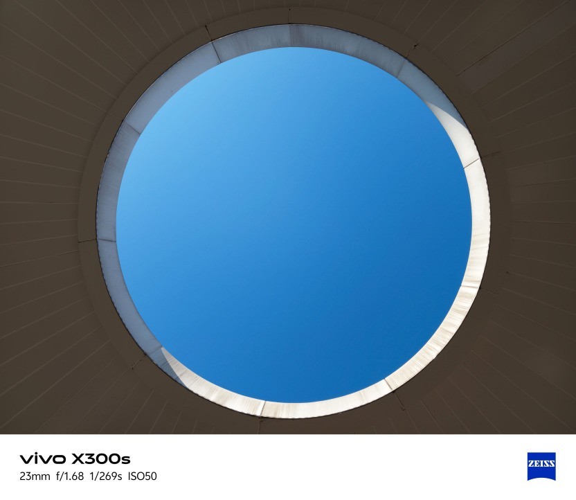 vivo X300s全面评测:把「长枪短炮」装进超能「小V单」