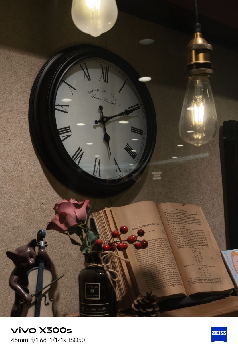 vivo X300s全面评测:把「长枪短炮」装进超能「小V单」