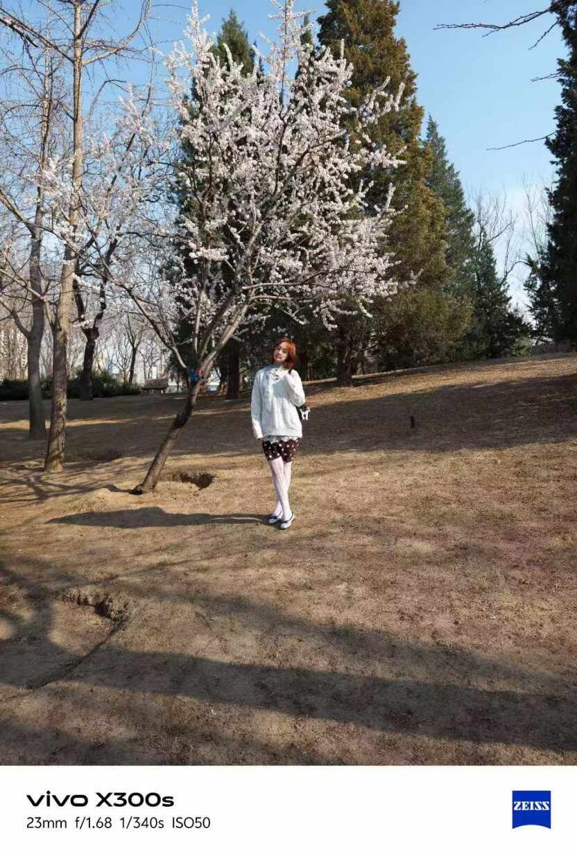 vivo X300s全面评测：把「长枪短炮」装进超能「小V单」