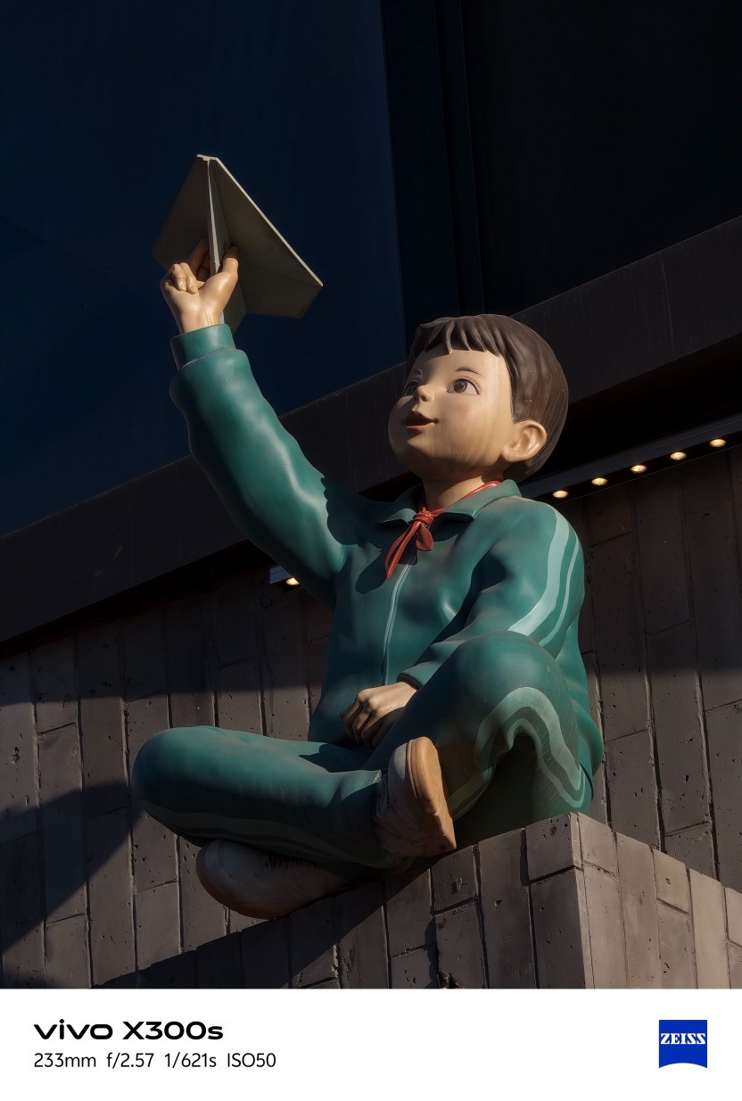 vivo X300s全面评测:把「长枪短炮」装进超能「小V单」