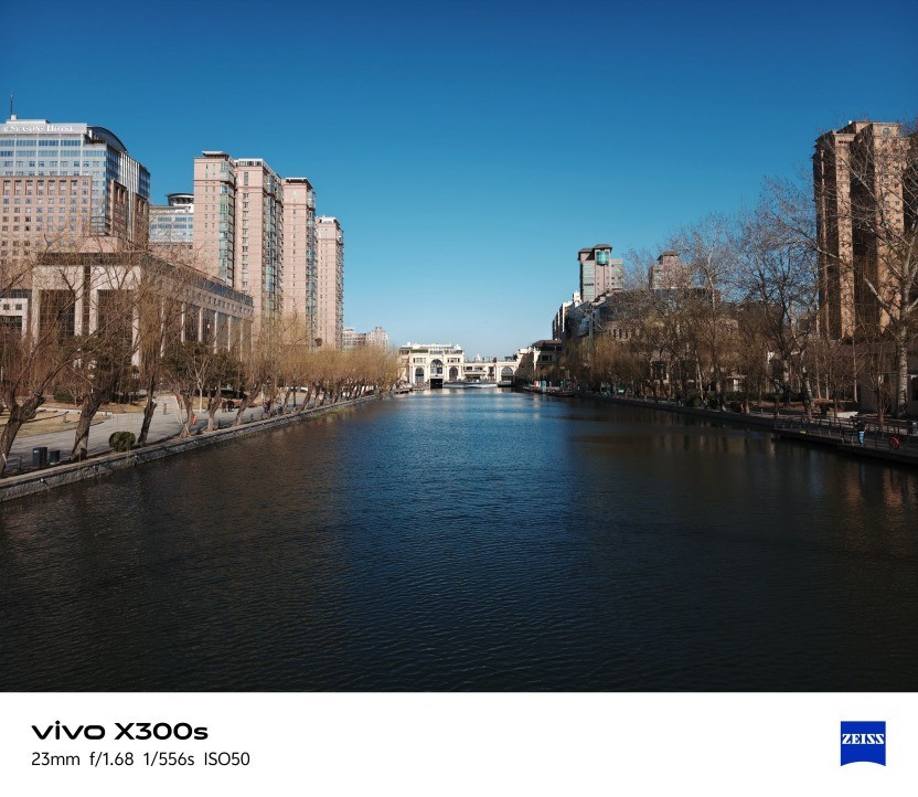 vivo X300s全面评测:把「长枪短炮」装进超能「小V单」