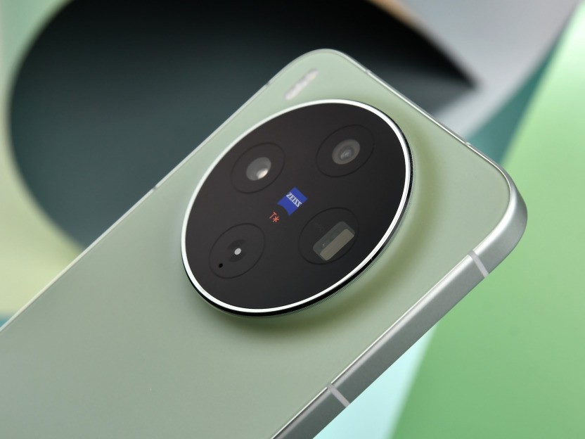 vivo X300s全面评测:把「长枪短炮」装进超能「小V单」