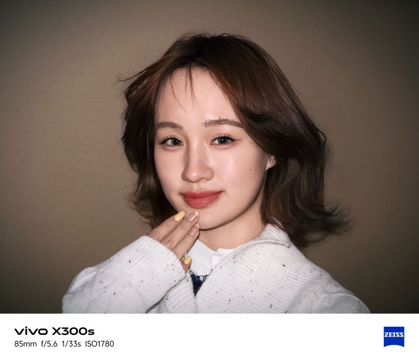 vivo X300s全面评测：把「长枪短炮」装进超能「小V单」