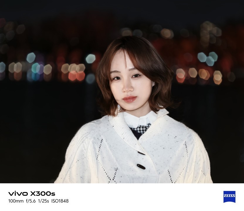 vivo X300s全面评测：把「长枪短炮」装进超能「小V单」