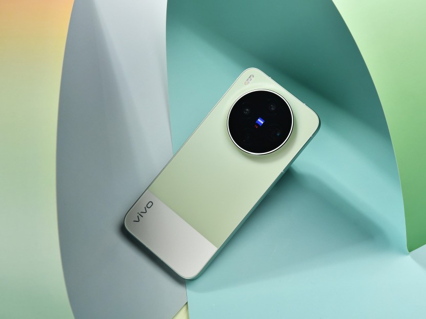 vivo X300s全面评测:把「长枪短炮」装进超能「小V单」