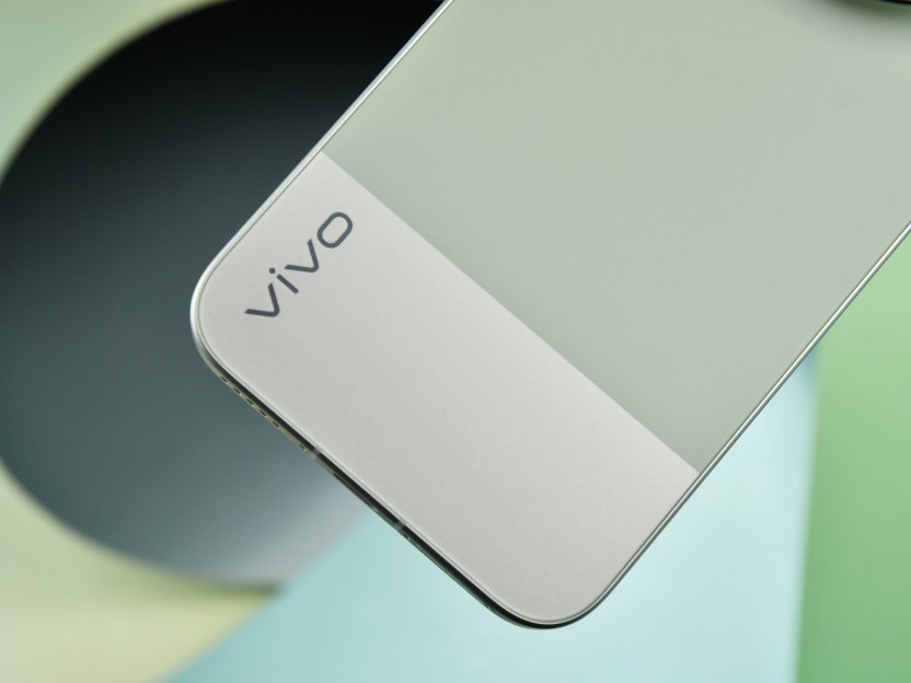 vivo X300s全面评测:把「长枪短炮」装进超能「小V单」