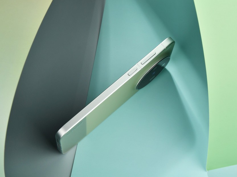 vivo X300s全面评测:把「长枪短炮」装进超能「小V单」