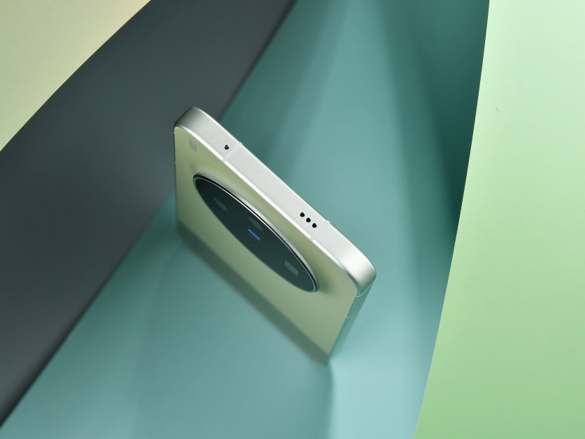 vivo X300s全面评测:把「长枪短炮」装进超能「小V单」