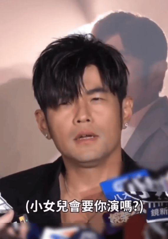 周杰伦说被女儿搞得神经错乱：她会给我化妆扮公主