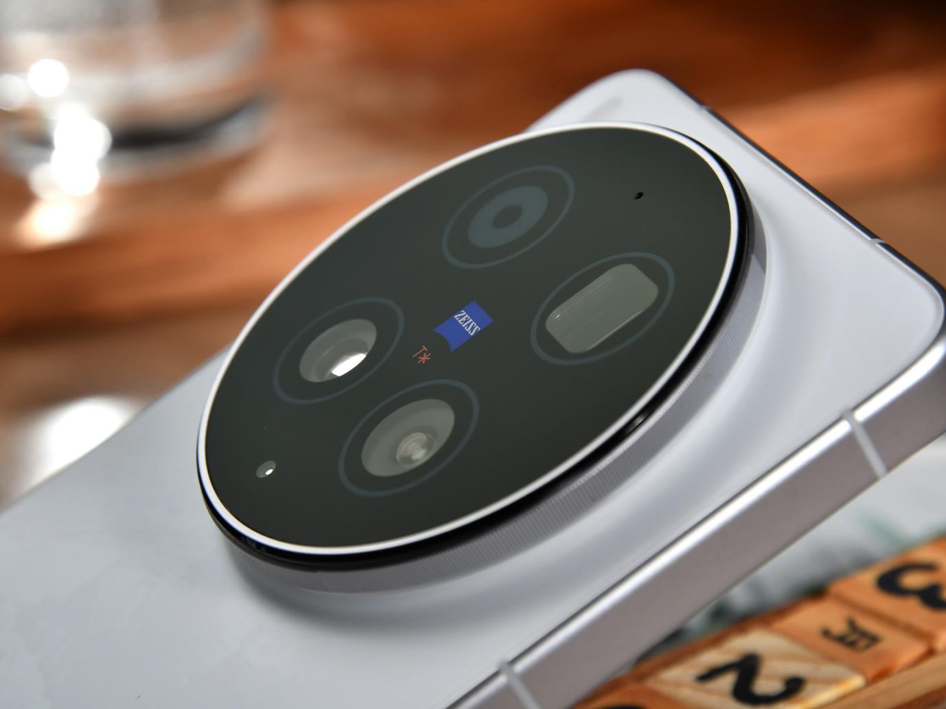 vivo X300 Ultra全面评测 手机里的“专业V单”究竟有多能打？