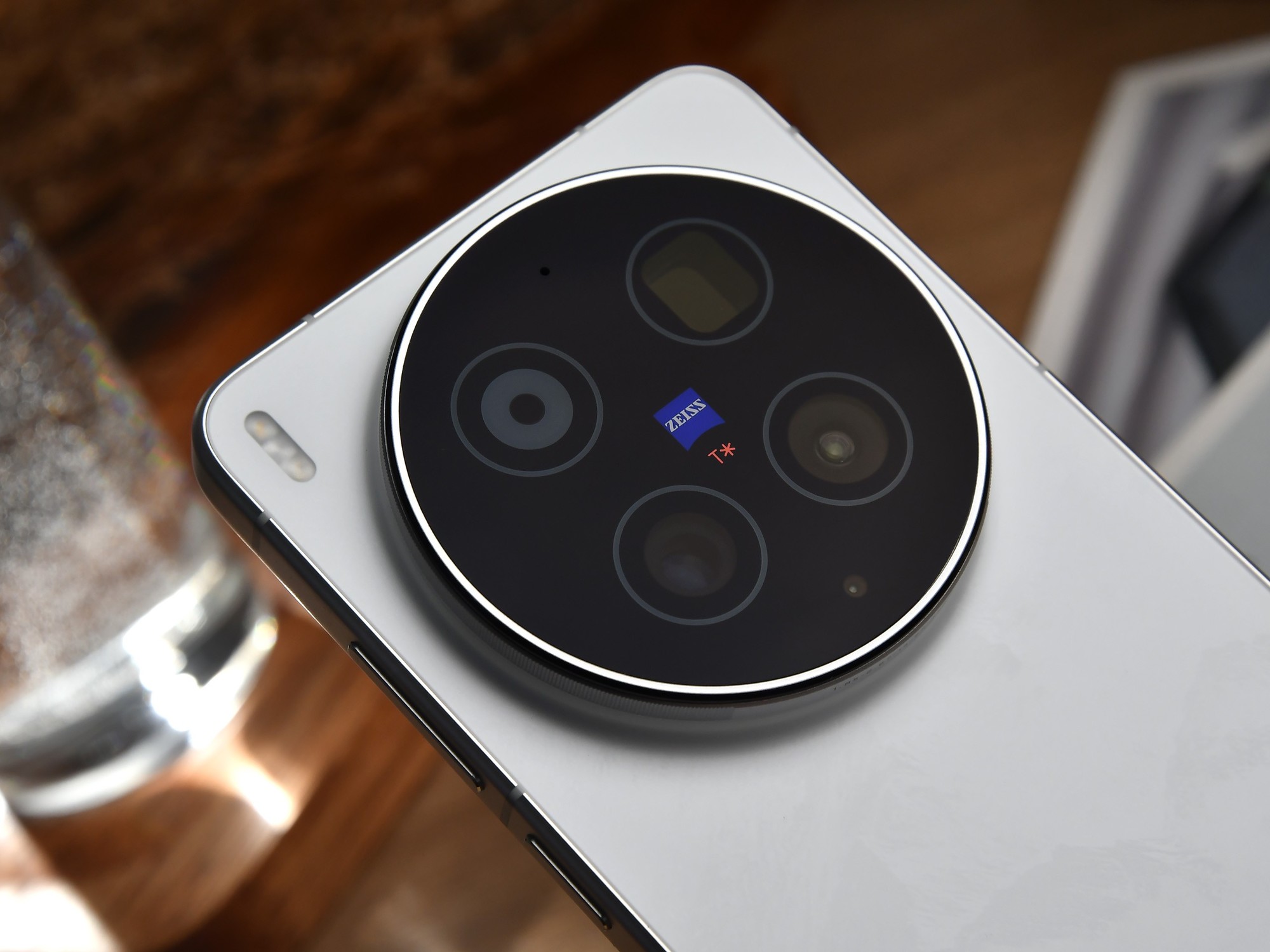 vivo X300 Ultra全面评测 手机里的“专业V单”究竟有多能打？