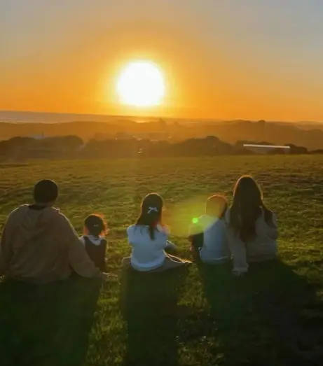 昆凌晒五口看夕阳日常 周杰伦背着女儿画面温馨