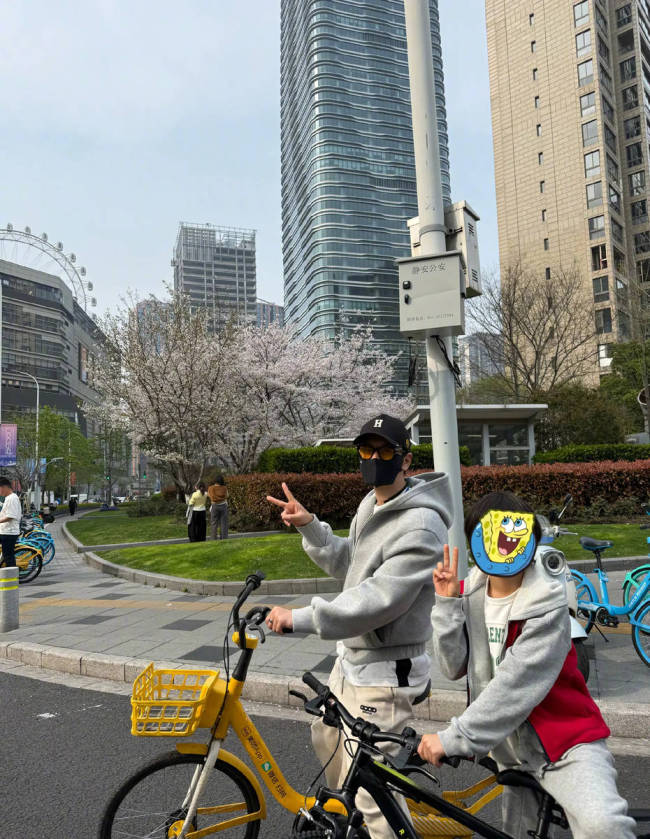黄晓明晒与儿子骑行合照！小海绵开心比耶活力十足