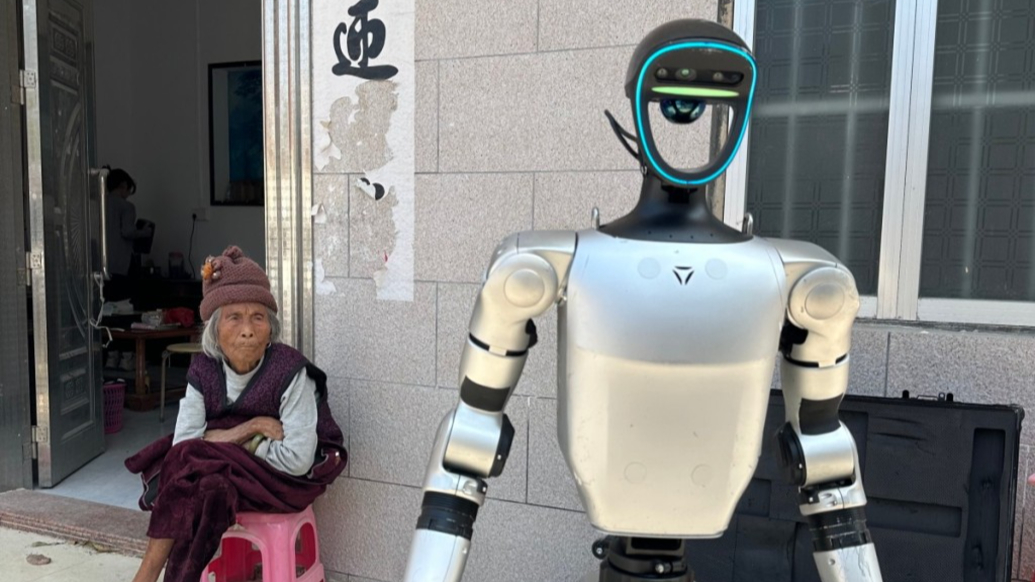 当98岁奶奶遇见1岁人形机器人