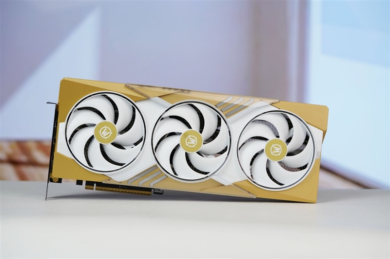 选择虚空还是圣光？微星RTX 5070魔兽世界至暗之夜联名显卡评测：设计精致性能强劲 陪你继续征战艾泽拉斯