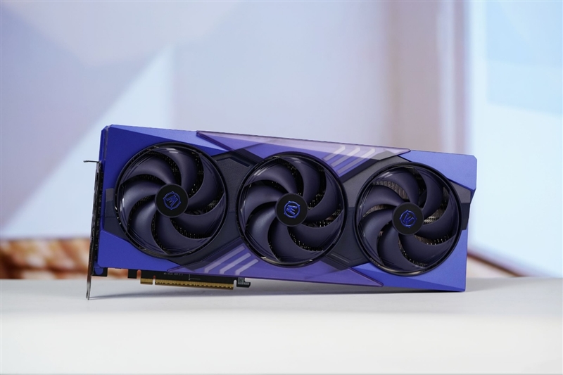 选择虚空还是圣光？微星RTX 5070魔兽世界至暗之夜联名显卡评测：设计精致性能强劲 陪你继续征战艾泽拉斯