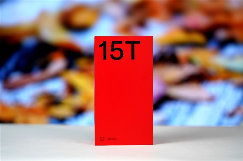 小屏不妥协配置反升级！一加15T手机深度评测：小巧玲珑的满血性能旗舰