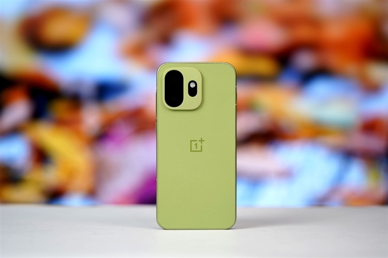 小屏不妥协配置反升级！一加15T手机深度评测：小巧玲珑的满血性能旗舰