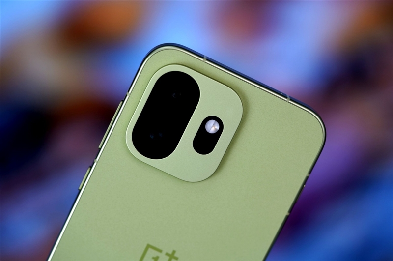 小屏不妥协配置反升级！一加15T手机深度评测：小巧玲珑的满血性能旗舰