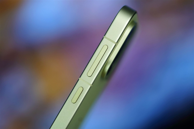 小屏不妥协配置反升级！一加15T手机深度评测：小巧玲珑的满血性能旗舰